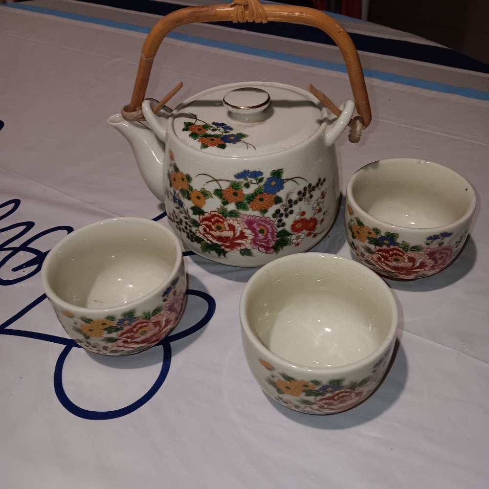Japanes Floral Teapot and Cups Set